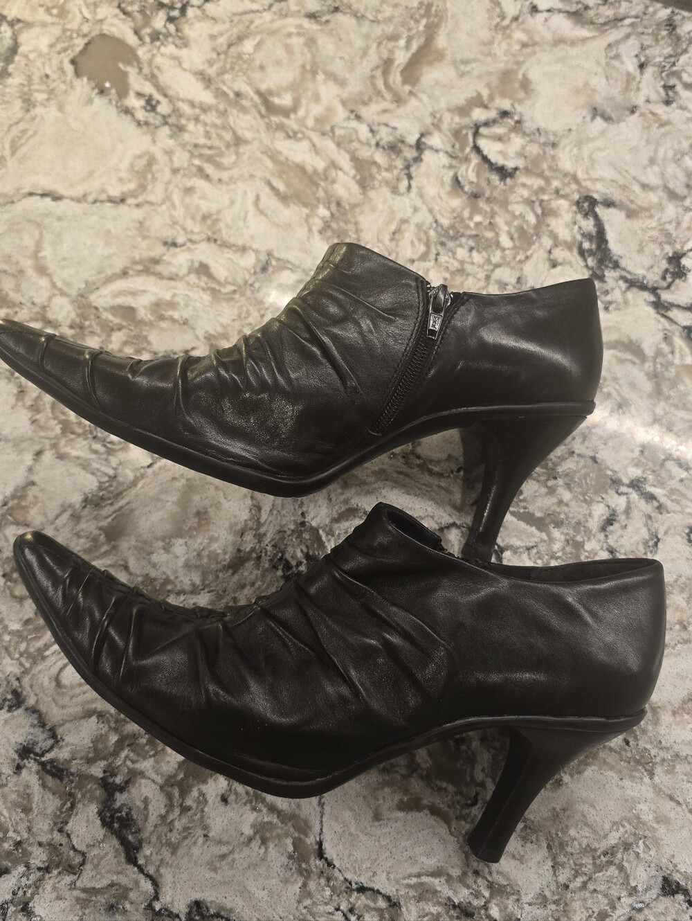 REACTION Kenneth Cole Black Leather Ruched Pointed Toe Ankle Shoes Sz 9.5 - Picture 2 of 8